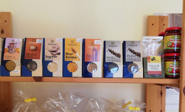 Länger haltbare Produkte gibt es auch lagernd im Dorfladen. Foto: Dorfladen.cc 
