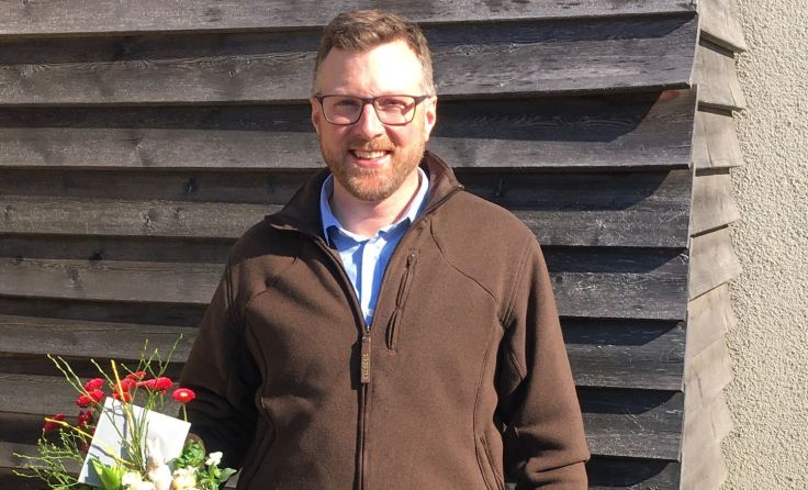 Johannes Höftberger beim Überbringen der Geschenke. Foto: Privat