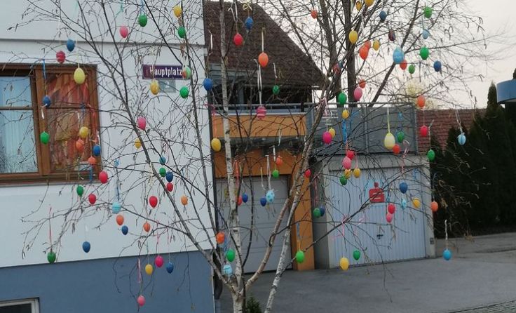 Der traditionelle Gallspacher Osterbaum ziert den Ortsplatz. Foto: Dieter Lang