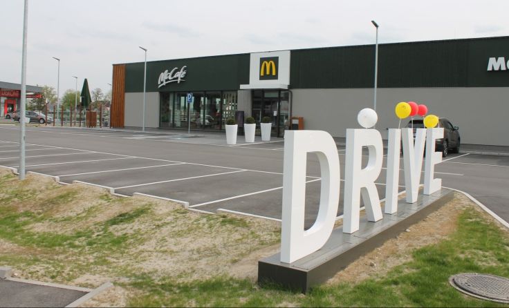 Der Parkplatz der Mc-Donalds-Filiale in Pupping blieb am Freitag leer. Foto: LHackl