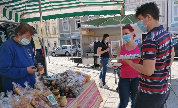 Auch am Eferdinger Bauernmarkt wurden Eier verteilt. Foto: FPÖ Eferding