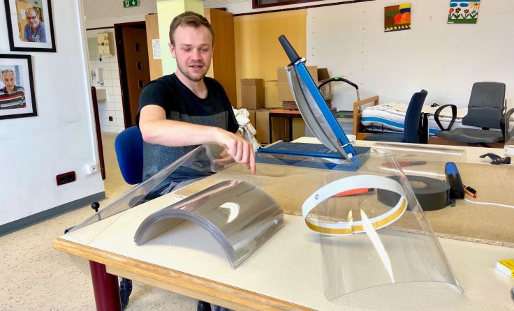 Die Zivildiener der Lebenshilfe fertigen Schutzmasken an. Foto: Lebenshilfe Oberösterrreich