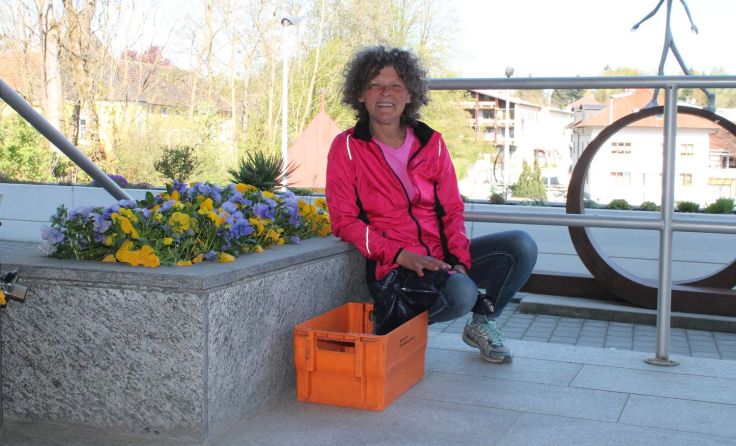Astrid Mitterndorfer nimmt an der Ortsreinigung teil. Foto: Marktgemeinde Gallspach