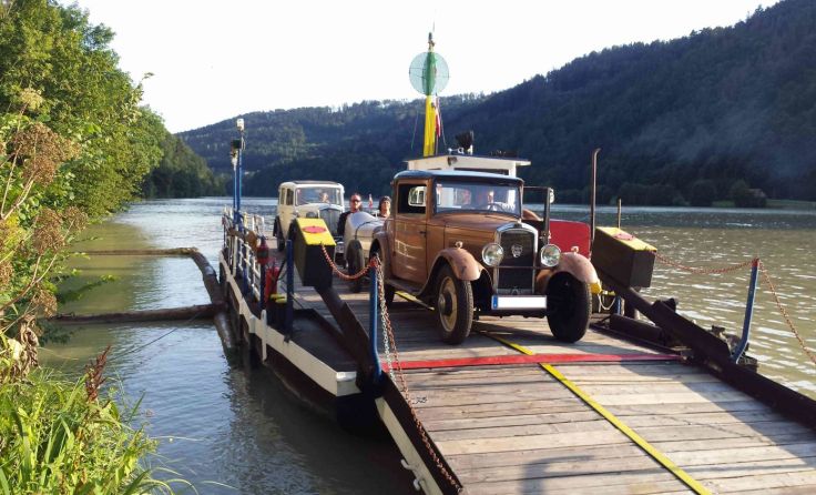 Auch Oldtimer überqueren mit der Motorfähre die Donau. Foto: Holl