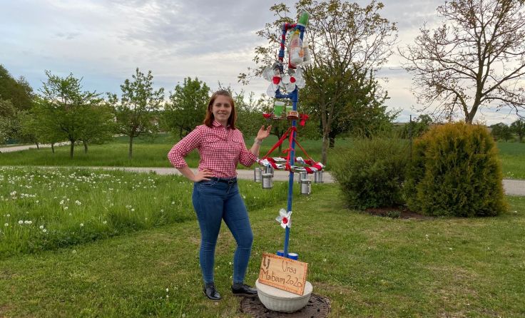 Vanessa Ehrengruber mit ihrem selbstgebastelten Müll-Maibaum. Foto: Privat