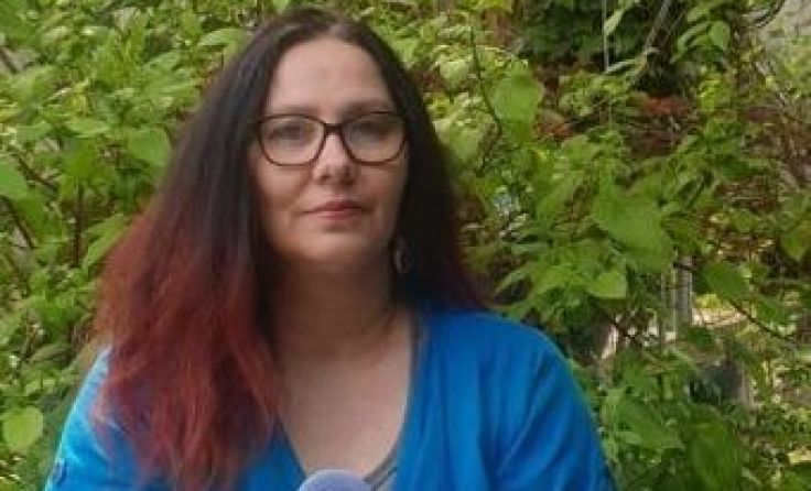 Ingrid Gumplmayer-Grandl mit den fairen Buttons. Foto: Fairytale Fashion