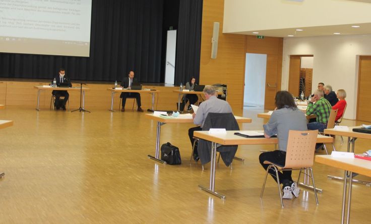 Abstand und Mundschutz waren die Devise der Gemeinderatssitzung. Foto: LHackl