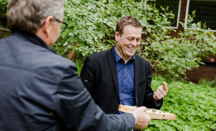 Landesrat Stefan Kaineder beim Probieren von frischem Honig. Foto: Land OÖ