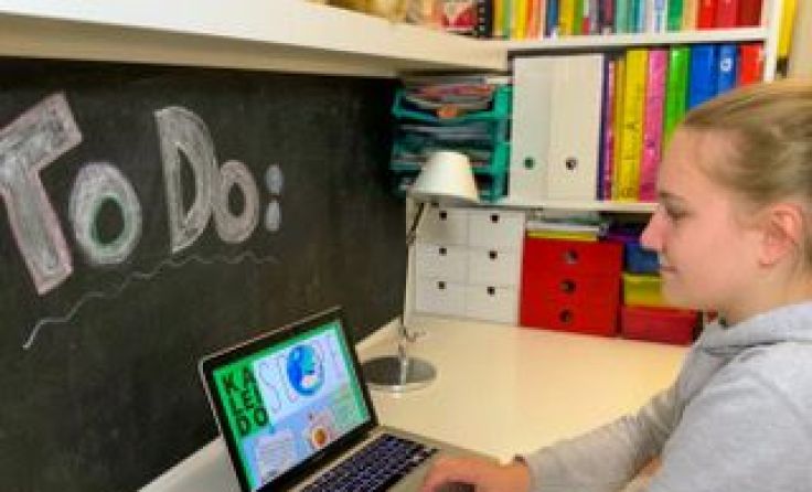 Schülerin Mira Mittermair bei der Gestaltung der Zeitung. Foto: NMS Hartkirchen