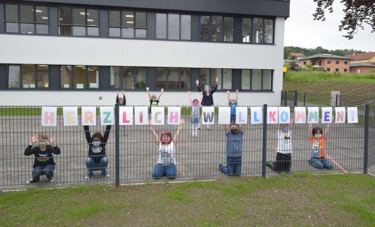 Sichtlich erfreut waren die Kinder über ihre neue Schule. Foto: Andreas Mayer