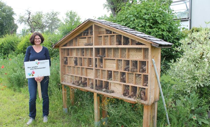 Regina Roitinger mit dem Insektenhotel in Weibern. Foto: LHackl