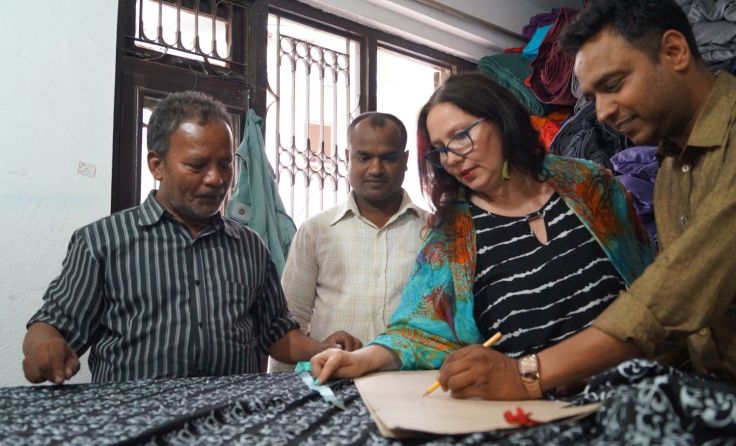 Ingrid Gumplmaier-Grandl mit ihrem Team in Nepal. Foto: Fairytale Fashion