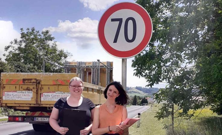 Julia Erdpresser (links) und Clara Hermann mit „ihrem“ 70er. Foto: Privat