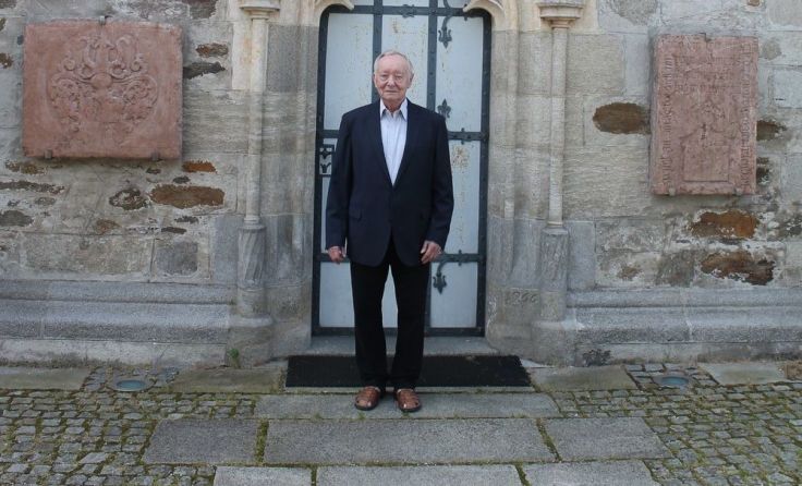 Pfarrer Erich Weichselbaumer vor der Eferdinger Stadtpfarrkirche Foto: LHackl