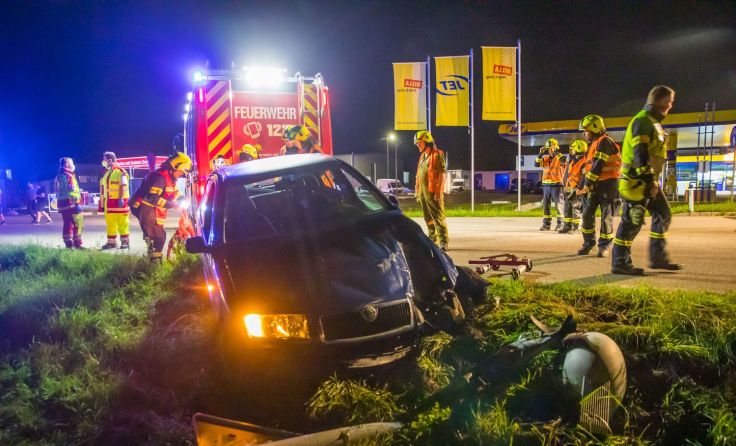 Die Freiwilligen Feuerwehren Alkoven und Polsing sicherten den Einsatzort. Foto: Kollinger