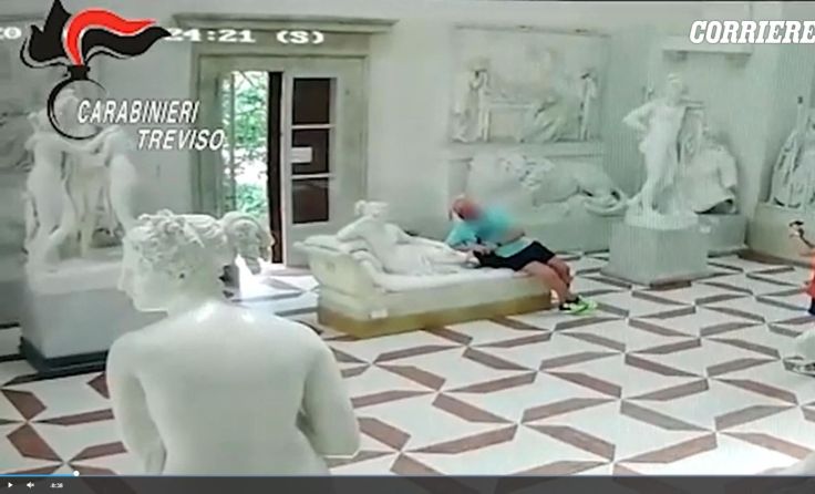 Im Video ist zu sehen, wie der Mann sich auf die Statue stützt. Foto: Privat