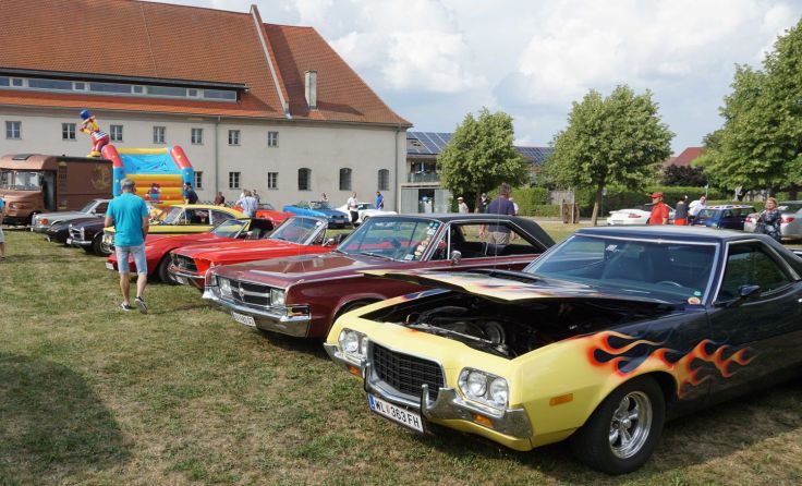 Amerikanische Autos, Bands und Essen erwartet die Besucher. Foto: Franz Zeininger