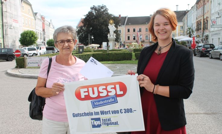 Die Gewinnerin Roswitha David mit Tips-Glücksengerl Lisa Hackl (v.l.). Foto: SLang