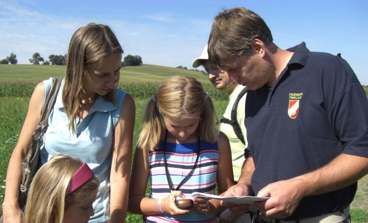 Mit dem GPS-Gerät forschen Teilnehmer im Naturpark. Foto: Naturpark Obst-Hügel-Land