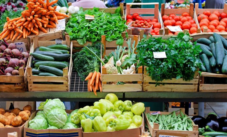 Regionales Obst und Gemüse erwartet die Besucher. Foto: Baloncici/shutterstock.com