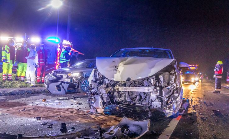 Beide Unfallfahrzeuge wurden schwer beschädigt. Foto: Kollinger