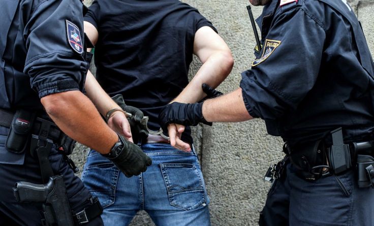 Für den 23-Jährigen aus dem Bezirk Eferding klickten die Handschellen. Foto: Weihbold