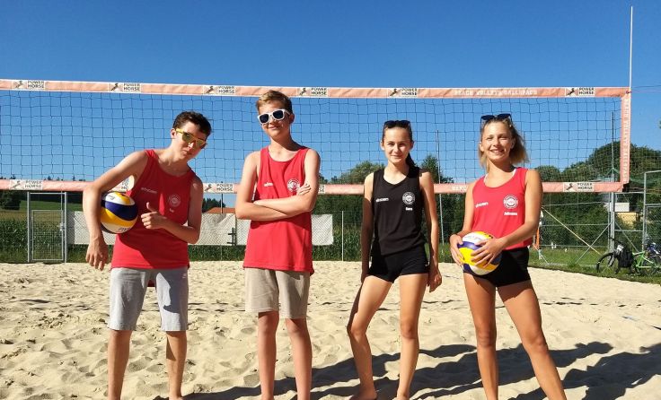 30 Kinder und Jugendliche spielen Beachvolleyball in Gallspach. Foto: Beach Volleys