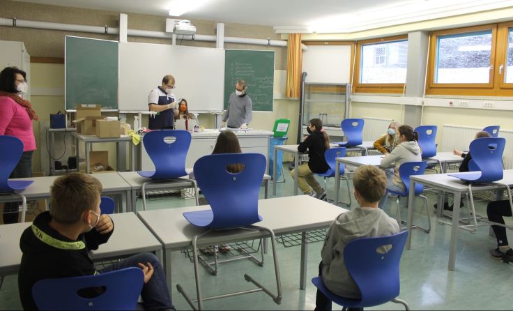 In einem eigenen Testraum werden die Kinder der Mittelschule Nord getestet. Foto: LHackl
