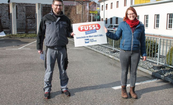 Gewinner Mario Hiptmaier mit Tips-Glücksengerl Lisa Hackl in Gaspoltshofen. Foto: SLang