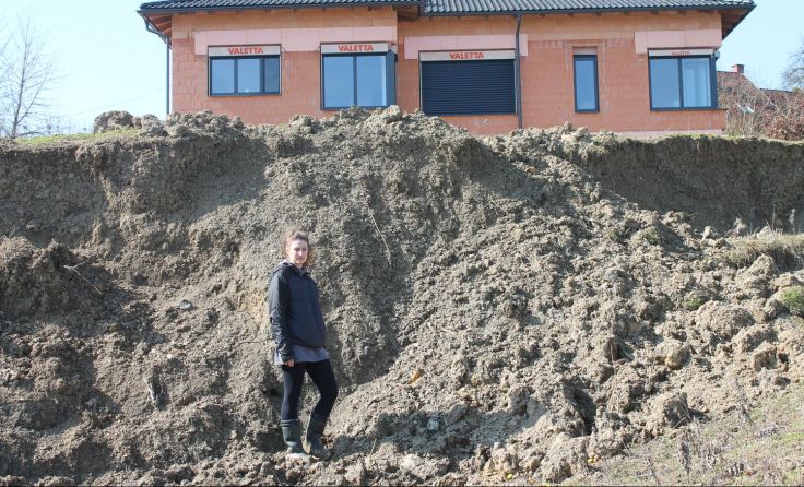 Eine 3,5 Meter hohe Abbruchkante befindet sich unter Biermayrs Haus. Foto: LHackl