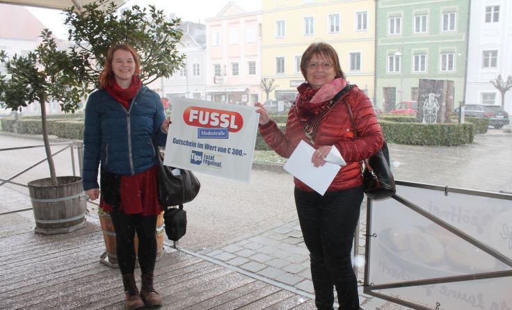 Tips-Redakteurin Lisa Hackl mit Gewinnerin Sieglinde Koller (v. l.) Foto: SLang
