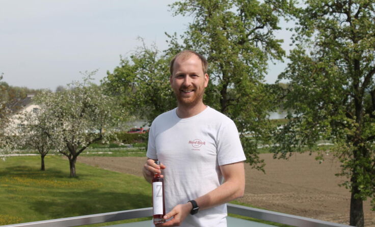 Mit Blick auf die Donau produziert Robert Webinger Zirbenschnaps. (Foto: LHackl)