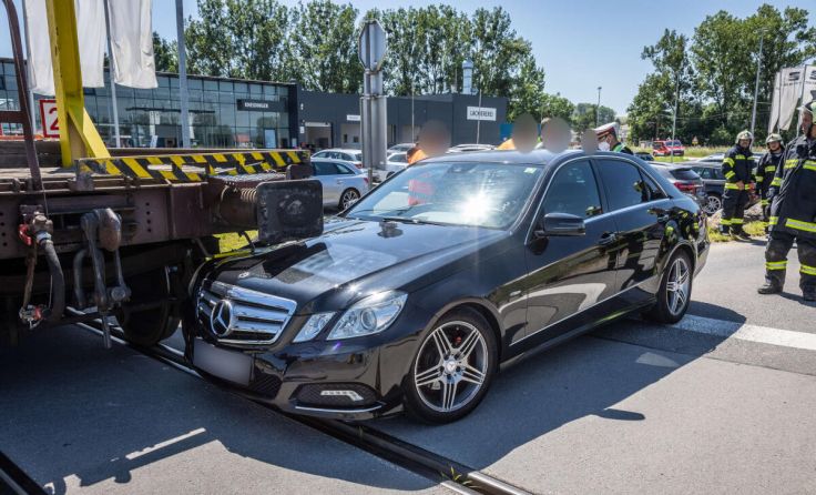 Das Auto wurde vom Zug nur leicht berührt (Foto: © TEAM FOTOKERSCHI / BAYER)