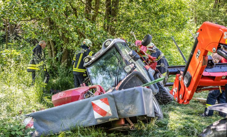 Die Freiwillige Feuerwehr Öd in Bergen konnte das Fahrzeug bergen. (Foto: TEAM FOTOKERSCHI / BAYER)