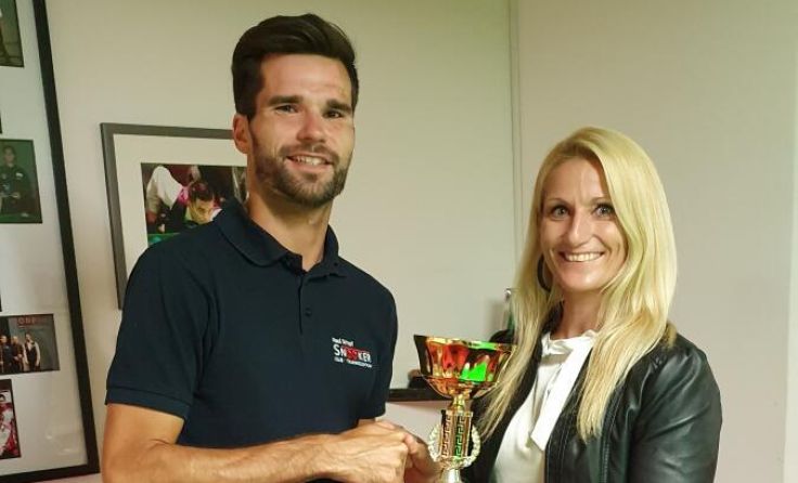 Marlene Elsener überreichte den Siegerpokal an Paul Schopf. (Foto: SASIA)