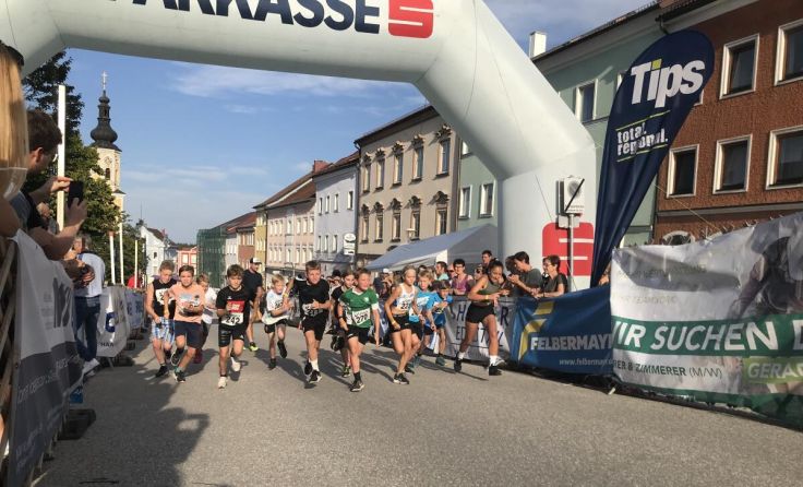 Die Teilnehmer des Haager Marktlaufes kamen trocken ins Ziel. (Foto: ÖTB TV Haag)