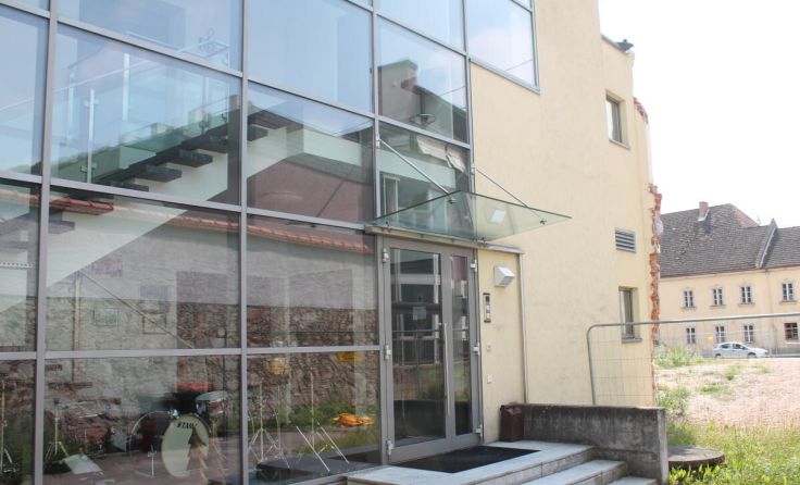 Nur wenige Meter trennen den Musikheimeingang und die Baustelle. (Foto: LHackl)
