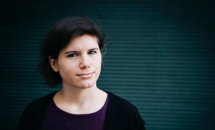 Ingrid Brodnig liest im Garten der Geheimnisse. (Foto: Ingo Petramer)