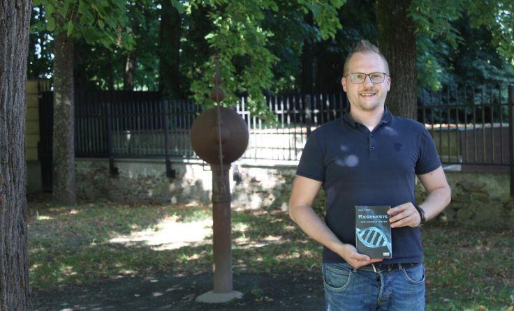 Paul Lung mit seinem zweiten Werk „Regenesis – Die dunkle Seite“. (Foto: LHackl)
