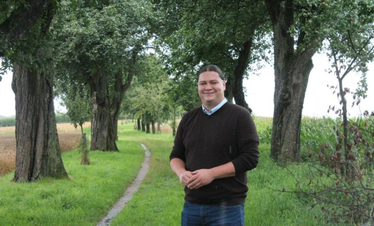 Thomas Antlinger vor der Obstbaumallee in Grieskirchen (Foto: LHackl)