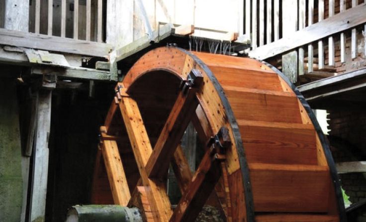 Zur Führung gehört eine Besichtigung des Mühlenrades. (Foto: Furthmühle Pram)