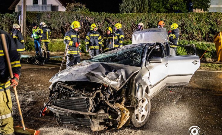 Das Unfallwrack wurde von der Polizei geborgen. (Foto: TEAM FOTOKERSCHI / BAYER)