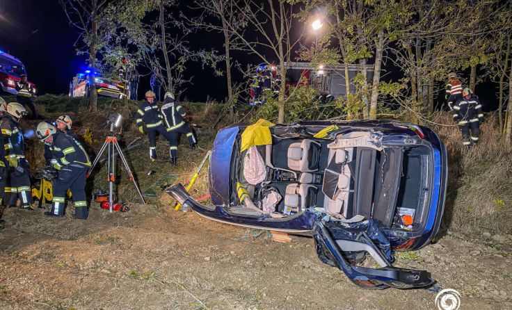 Das Auto erlitt schwere Schäden. (Foto: TEAM FOTOKERSCHI / BAYER)