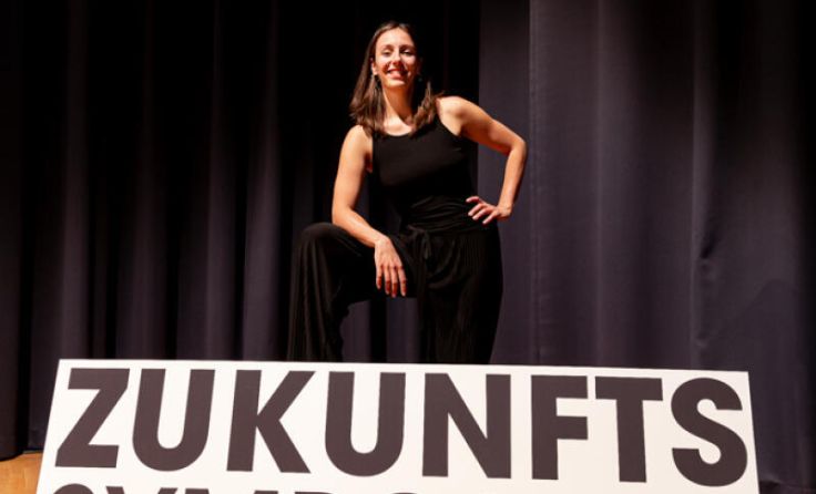 Bettina Ludwig führt durch den Abend beim Zukunftssymposium (Foto: Peter Grillmair)