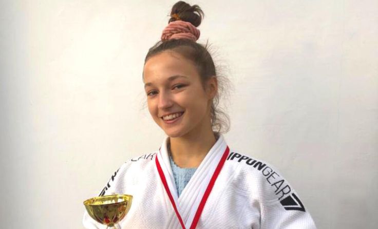 Die erst 16-Jährige zeigt stolz ihre Medaillen. (Foto: JZ Rapso)