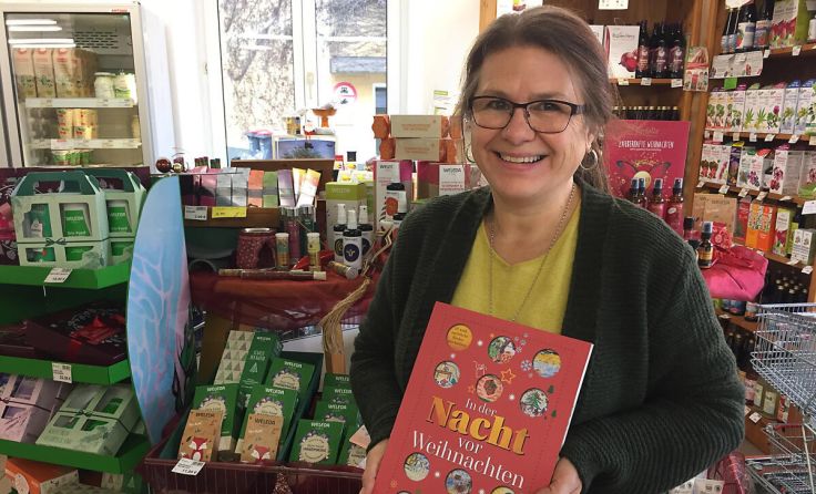 Ursula Ziegler-Pilsel mit ihrer neuesten Buchveröffentlichung (Foto: Akzentpunkt)