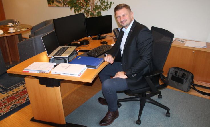 Christian Penn in seinem neuen Büro im Eferdinger Rathaus (Foto: LHackl)