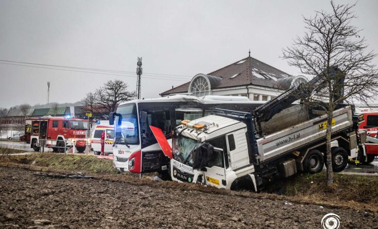 Ein LKW und ein Linienbus prallten aneinander. (Foto: TEAM FOTOKERSCHI / BAYER)
