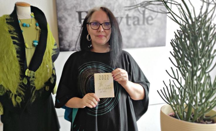 Ingrid Gumpelmaier-Grandl mit dem Kalender (Foto: Fairytale)