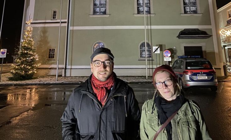 Bürgermeister Dietmar Groiss und Birgit Koblinger vor der Kirche. (Foto: Gemeinde)